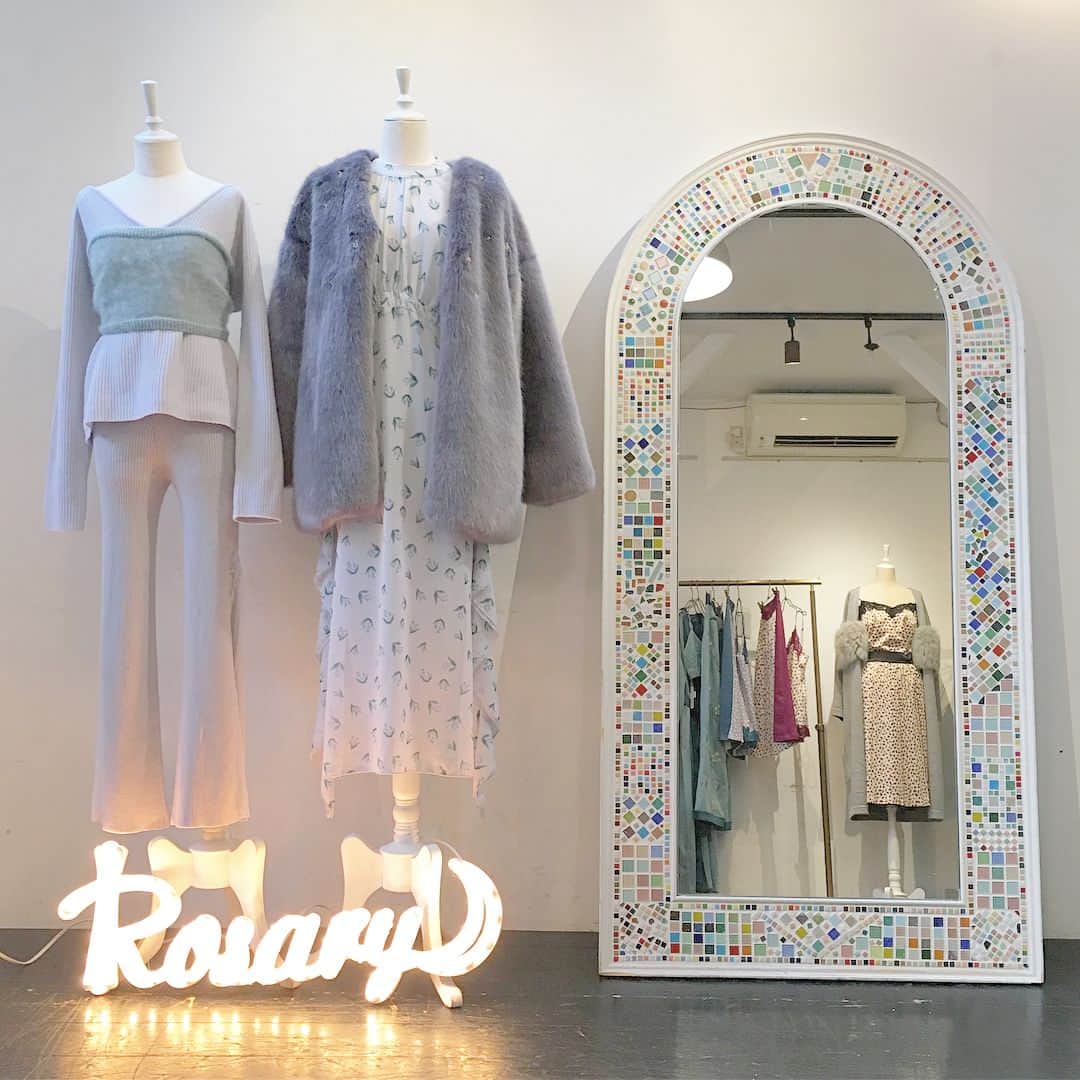落合恭子のインスタグラム：「🌙 アカネちゃんとロザリー @rosary.moon の展示会🦋 . リブニットワンピをオーダーしてみた🙋 ボディラインがしっかり出るから 秋冬も油断せず肥えないよう気をつけます🏃‍♀️🍩🍕🥞 . ワンピの写真を撮り忘れちゃったのでこの夏着てたロザリーのセットアップとアカネちゃん貼っとこ🌵🌵 アイリちゃん @airi_isobe いつもありがとう🙏 . I forgot to take photos of @rosary.moon a/w collections. 💛💜💛💜 #rosarymoon #2017aw #instafashion #filmphotography」