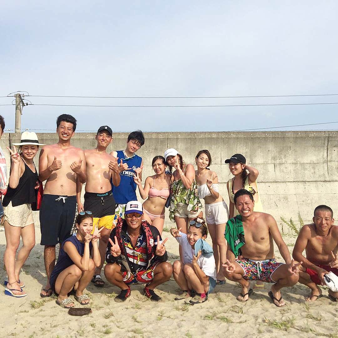 大西宏明のインスタグラム：「bar SUNSファミリーと✨✨いつもお世話になっている伊ェ賀野軍団と✨ 和歌山扇ヶ浜でBBQ &ジェット❗️❗️ 僕……SUNSファミリーじゃないので…集合写真にいません😭 ファミリーじゃないので…打ち上げはモツ鍋PLAY😆  ファミリーじゃないので……(;_;) #和歌山  #白浜  #bbq #BBQ  #バーベキュー  #ジェット  #集合写真の時シャワー浴びてた #伊勢海老  #ファミリー  #拒否られた  #ニィニいつも有難うございます #たまには働いて下さい #リジェ兄 #ジェット激しめ #夏の思い出  #instagood #instalike #instagram #summer #wakayama #shirahama #beef #barsuns #foodie #goodspot #japan #love #yammy #yakiniku」