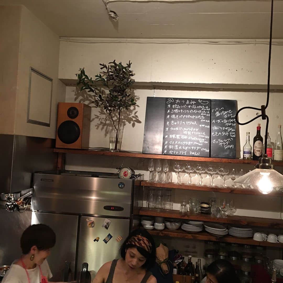 小堀紀代美さんのインスタグラム写真 - (小堀紀代美Instagram)「夏の一夜☆あっこセンセ @attocook68 の洋食居酒屋にアヒルストアへ。 しんやさんのパンと一緒に楽しみました。（狙っていたメンチカツも無事に食べられた！ジューシーでおいしかったな。あっこセンセのきのこのペーストとサワークリームの組み合わせが好きすぎ！おいしい！） 約束しなくともみんなに会えた夜。 お店ってやっぱりいいよね！ 2日間おつかれさまでしたー。  アヒルの夏休み ラストスパートがんばってねー！  @ahirunatsu @suzujun_ark」8月23日 23時29分 - likelikekitchen