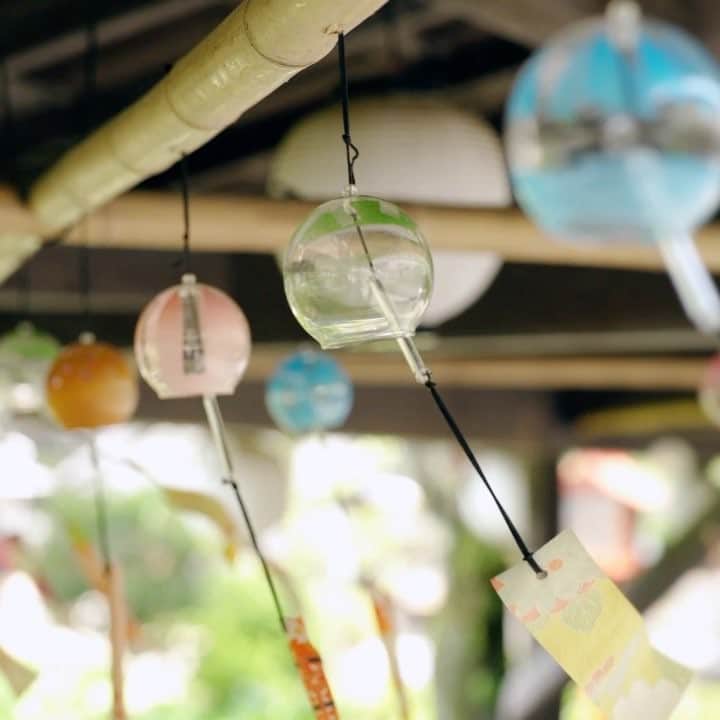 のインスタグラム：「・ 風鈴 | fu-rin 残暑見舞い申し上げます。チリンチリ～ン🎐 I hope you are keeping well, in spite of the lingering summer heat. ・ ・ #江戸ワンダーランド #日光江戸村 #風鈴  #涼 #夏休み #タイムトラベルアドベンチャー2017 #日光 #歴史 #江戸#いざ江戸へドロン #edowonderland #nikko #edo #furin #summer #instagood #movie #edomovie」