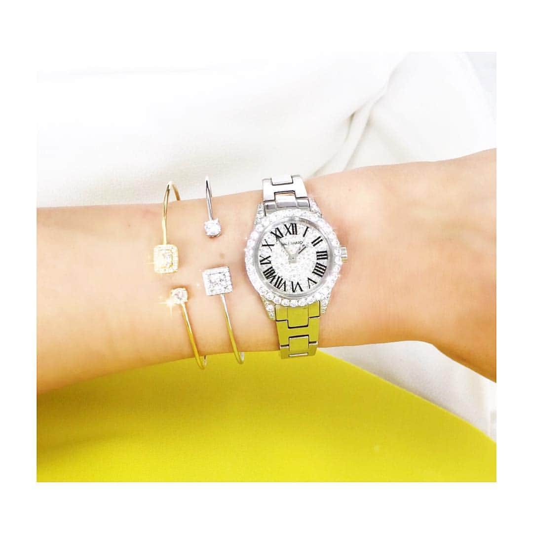山崎みどりさんのインスタグラム写真 - (山崎みどりInstagram)「FACEAWARDの時計はキラキラかわいい✨💛 時計と重ね付けしてるブレスレットは、ハワイのノースショアにある小さなハワイアンショップで2つで$20くらいで買ったもの💛  #時計 #重ね付け #ブレスレット #ノースショア #northshore #ハワイ #hawaii #bracelet #watch #faceaward #キラキラ #キラキラウォッチ #キラキラ時計」8月23日 15時06分 - midori_yamasaki_