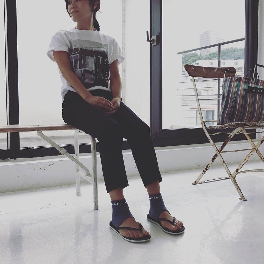 早坂香須子さんのインスタグラム写真 - (早坂香須子Instagram)「これ、仕事中の私。ストーリーでの反響が凄かったので、冷房の効いたスタジオで欠かせない #かかとソックス 👣を紹介しますね。  これを履いてると、キンキンに冷えた場所に長時間いても、汗をかくくらい温まります♨️ かかとには婦人科系のツボが集中しているので、婦人科系のトラブル予防にも大切な部位。  ヨガやスポーツの時にも良いみたい。  子宮のことを考えた日本初のデリケートゾーン専門美容 #ピュビケアサロン白金台 で買えます。 日本最先端技術が生んだ奇跡のエコロジカル素材「スーパーファーベスト」生地、凄いです。  保湿クリームを塗布してこの”かかとソックス”を着用すると、つるふわになるよ❤️ カラーもたくさんあるので、チェックしてみてね🌈🌈🌈 コチラカラ ↓  @pubicare_salon  #同じ素材の腰ベルトやナイトパンツも良い！  #子宮やデリケートゾーンをケアするとカラダが緩みます #自律神経を整えるにも最適 #スタッズ付き #スタッズ無しもある #3色持ってる。笑」8月23日 15時10分 - kazukovalentine