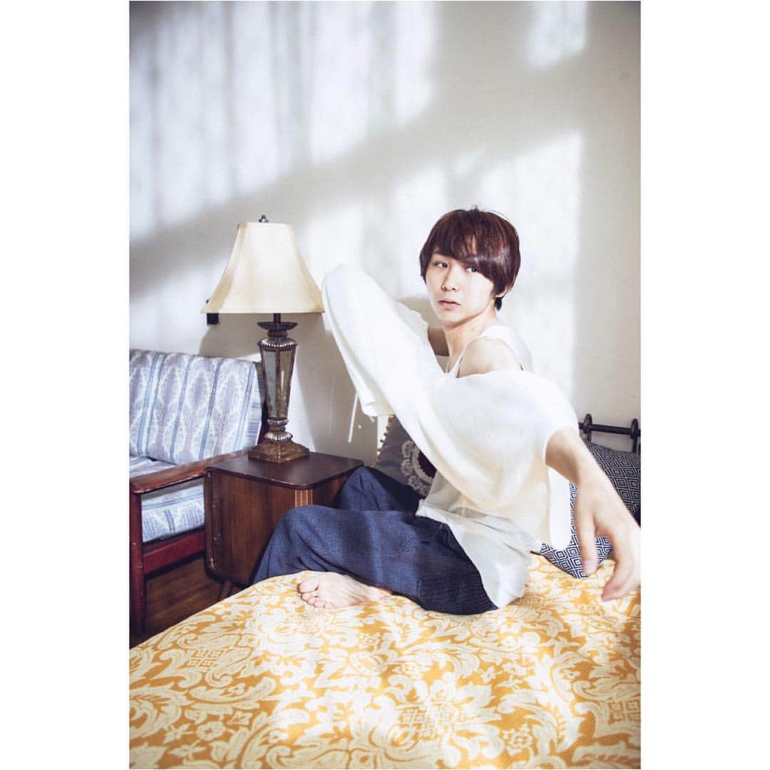 須賀健太のインスタグラム：「アザーカットカウントダウン！😊 1st写真集『SUGA。-素顔-』発売まであと2日！！ ねぇやばい！あと2日だってさ🙄 1人でも多くの方に届きますように…  #須賀健太写真集 #nonjunonboy」