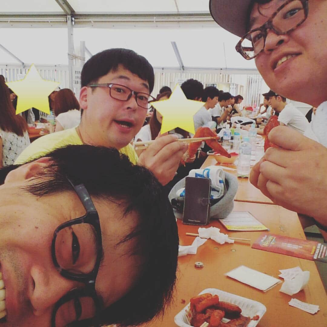 山田庸平のインスタグラム：「激辛グルメフェス～に来ました。 #激辛グルメフェス #新宿 #写メ無いけど #蒙古タンメン中本 #冷やし中華 #めちゃ旨かった #夏に辛いもの最高 #向さん #ご馳走様です #天津　向　さん #夫婦の時間　山西 #メガネ #楽しかったですね」