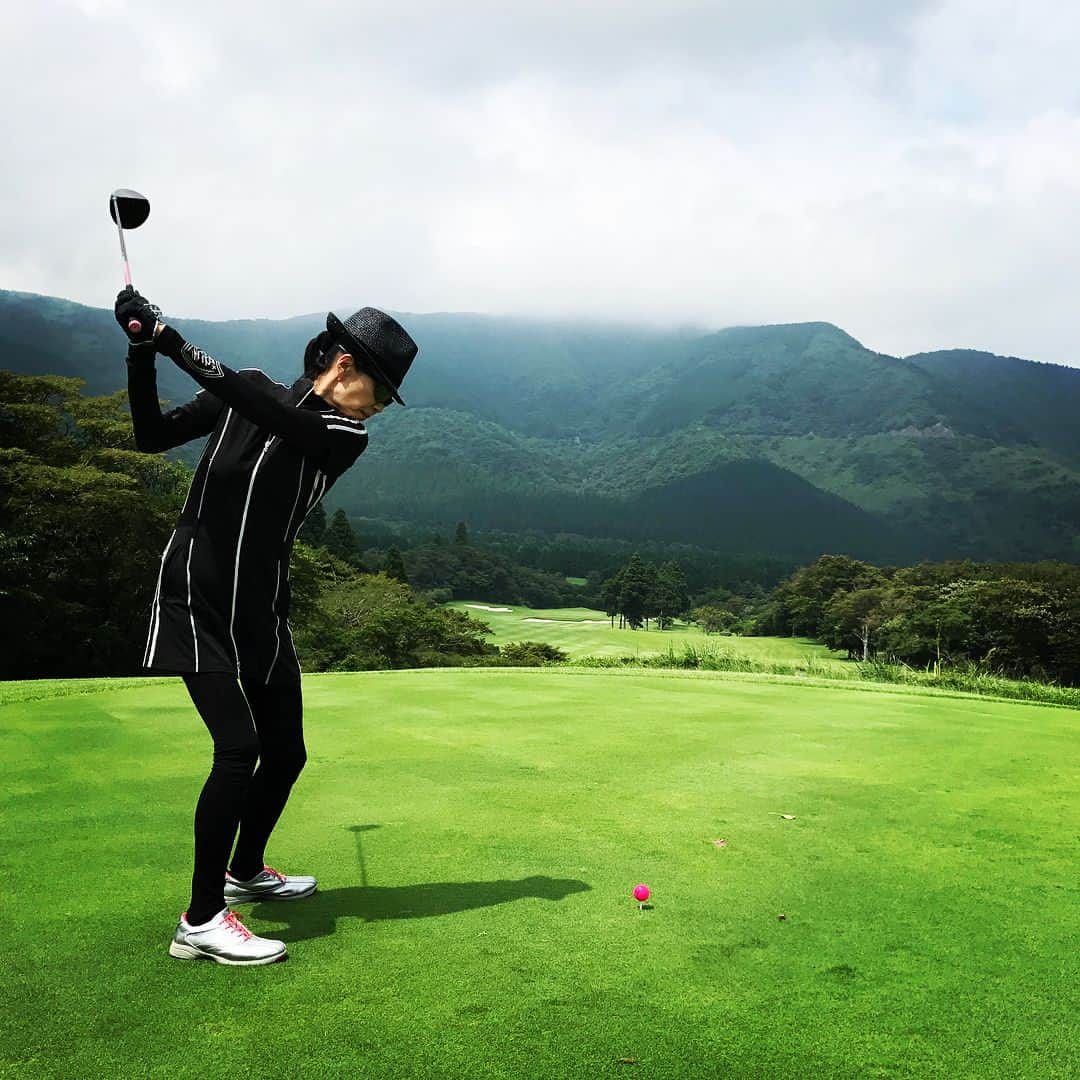 萬田久子さんのインスタグラム写真 - (萬田久子Instagram)「ナイスショット⁉︎⛳️ #ゴルフ #ナイスショット⁉︎ #日差し #uvカット #サングラス #温泉」8月23日 17時46分 - hisako.manda_official