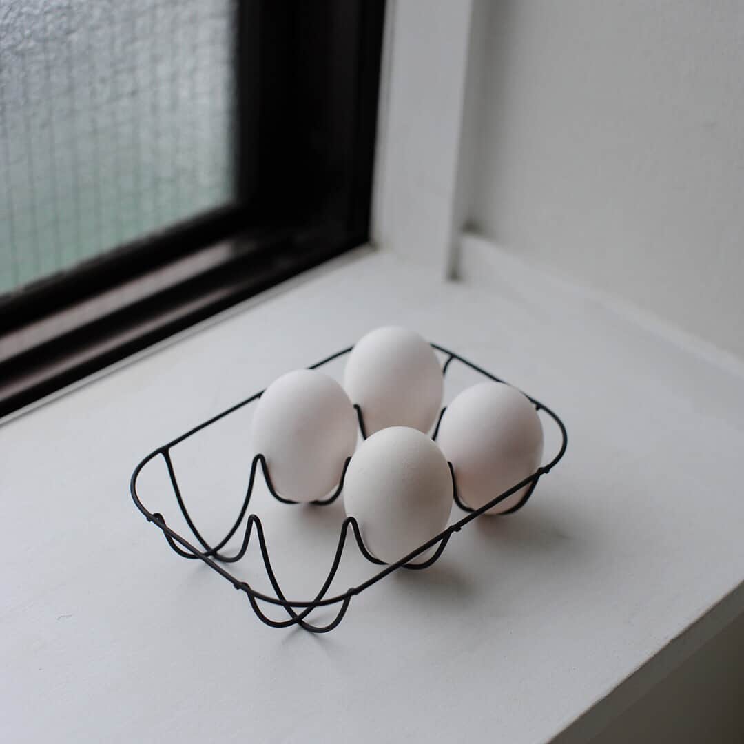 プラスマイナスゼロさんのインスタグラム写真 - (プラスマイナスゼロInstagram)「【過去の一品コーナー｜ワイヤーシリーズ】 こだわりの2mm幅のワイヤーシリーズはマットな塗装を施し、食卓などに置いてもどこか洗練された印象を与えるカゴや、卵を6個保管できるエッグカートン。日本ではあまり馴染みがないですが、ゆで卵を食べる際のエッグスタンド。食卓にそのまま置けるトーストスタンドの5種類を展開してました。 細部の処理までこだわり、一つ一つ職人が手作りしていました。海外の方にも人気の高かった逸品です。※販売終了 #プラスマイナスゼロ #プラマイゼロ #plusminuszero #キッチン #テーブルウェア #ワイヤー #カゴ」8月23日 18時01分 - plusminuszero_official