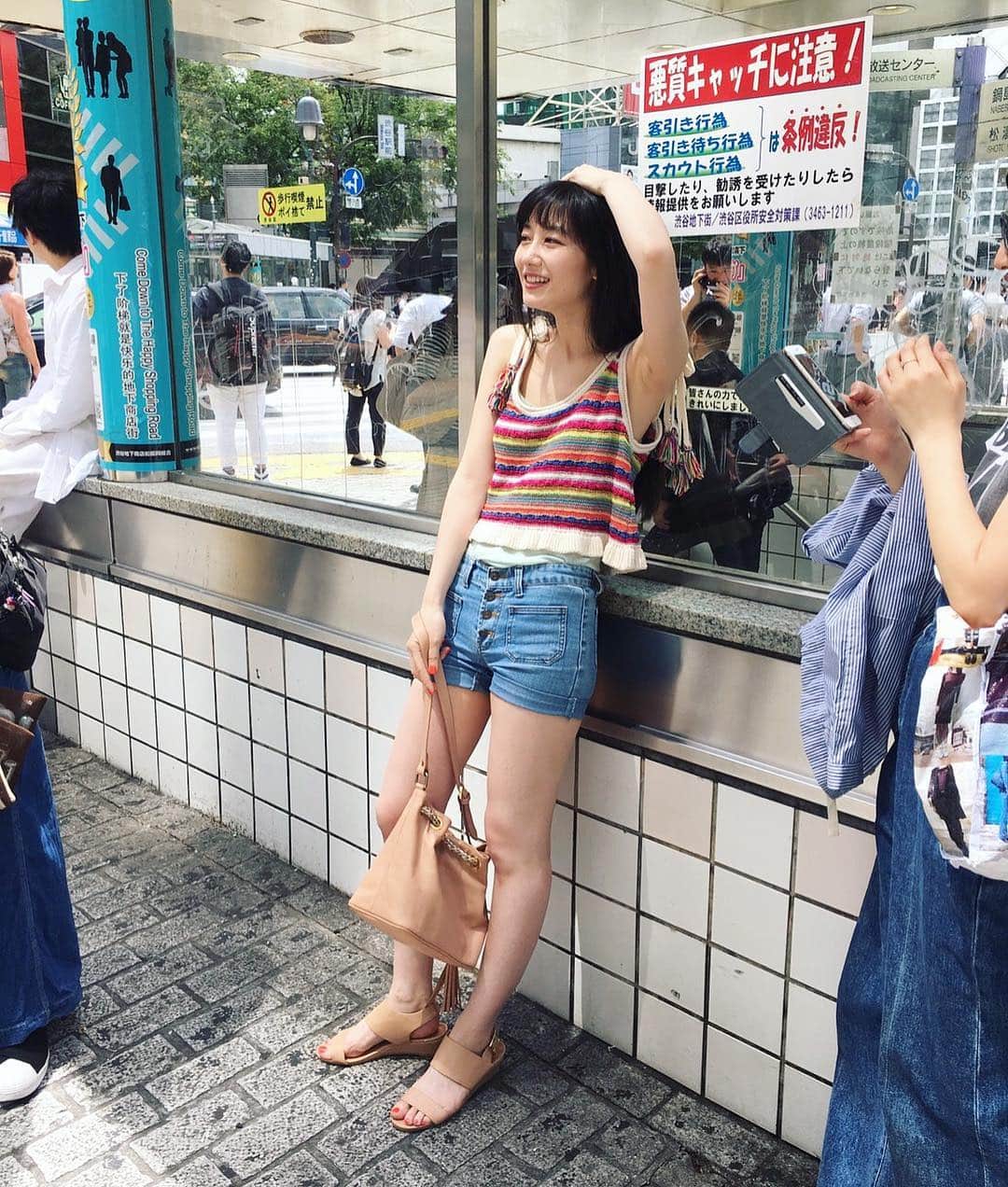中田絢千のインスタグラム：「明日、舞台挨拶に登壇させていただくことに。 ◆映画『アイムクレイジー』 24日（木）21:10の回上映後 新宿・K's cinemaにて  ぜひ劇場でお会いしましょうー！ 楽しみでどきどきです。#moosiclab2017  この可愛い衣装にたくさん助けられたりしてね。。🍊」
