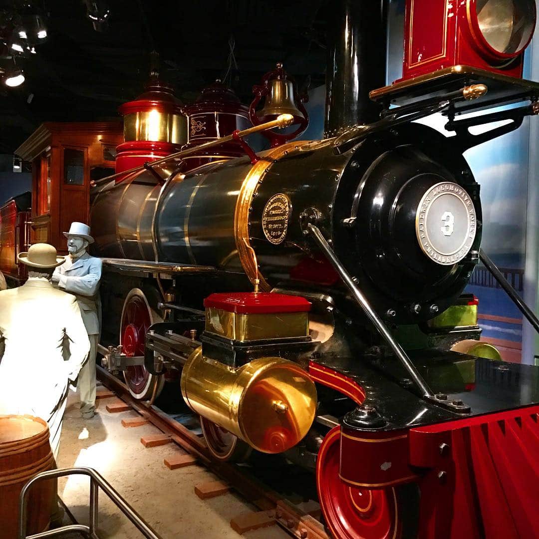 川原亜矢子のインスタグラム：「Steam Engine  #smithonian #history #america #trip #歴史博物館 #蒸気機関車 #旅 #アメリカ」