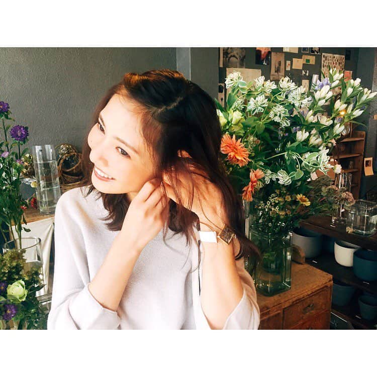 佐野ひなこさんのインスタグラム写真 - (佐野ひなこInstagram)「雑誌withの撮影。 もうコートなんか着たりしてますよ💗 お花屋さんで撮影。 この日も楽しかったな❤︎ #オフショット  @with_mag_official」8月23日 19時31分 - hinako_sano