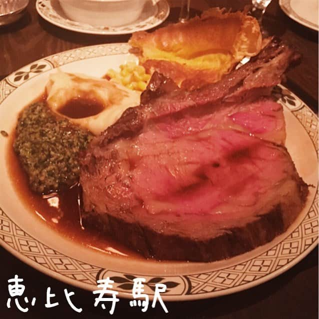 Ateliersさんのインスタグラム写真 - (AteliersInstagram)「🐂ロウリーズ・ザ・プライムリブ恵比寿🐂 📍東京都渋谷区恵比寿4-20-3 恵比寿ガーデンプレイスタワー地下２F ⏲午餐 11:30～14:00  晚餐 17:00～22:00 💸午餐3000¥～ 晚餐10000¥～ 👍①1938年於洛杉磯創立的牛排老店，品質保證 ②親自到面前切下自己想要的size 👎價格偏高 📝ロウリーズ・ザ・プライムリブ就是一家典型的高級餐廳🍽，典雅的裝潢+柔和的燈光讓人不得不注意音量及吃相😂，推薦給偶爾想吃頓好的情侶和夫婦～裡面設有包廂，也適合公司行號來聚餐喔🙆‍♂️ #艾塔莉兒 #ateliersjpn #ロウリーズザプライムリブ #LawrysThePrimeRib #日本 #東京 #惠比壽 #美食 #牛排 #肉 #meat #steak #japan #tokyo #ebisu #ステーキ #恵比寿 #約會 #デート #約會餐廳 #도교 #먹스타그램 #에비스 #데이트맛집 #데이트추천 #스테이크 #소고기 #일본 #레스토랑추천 #艾塔莉兒惠比壽」8月23日 19時30分 - ateliersjpn