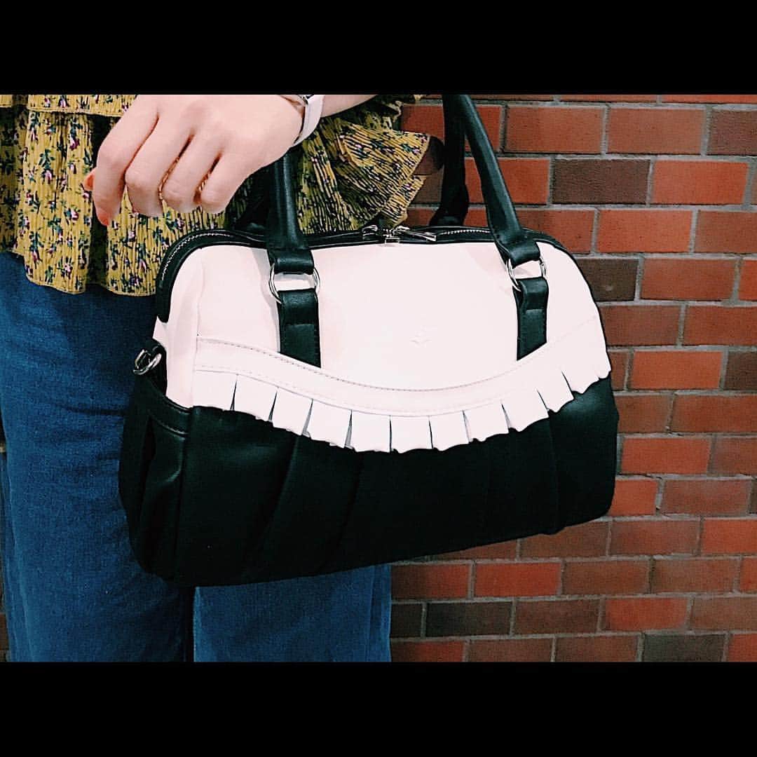 SuperGroupiesのインスタグラム：「. 再登場💡 . bag / 芥川龍之介モデル #バッグ #文豪ストレイドッグス ￥10,800 + 税 . . 『文豪ストレイドッグス』よりポートマフィア芥川龍之介の服装をモチーフにデザインしたバッグ👜 ゴシック調のデザインで芥川らしさを表現しています💡 ブラックとホワイトのカラーリングでシンプルなカラーにフリルでさりげなく可愛さUP✨ . フロントには異能力”羅生門”をイメージした型押しがデザインされています💡 . . . 商品詳細はTOPのURLから公式サイトへGO🔜 . #supergroupies#wednesday#ootd#coordinate#anime#japaneseanime#bag#スーパーグルーピーズ#アニメ#アニメコラボ#コラボグッズ#ファッションにアニメを#水曜日#ファッション#コーデ#オシャレ#文豪ストレイドッグス#文スト#芥川龍之介#ポートマフィア#羅生門 #文学」