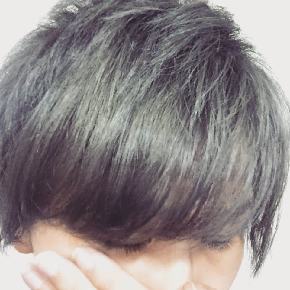 アジ吉さんのインスタグラム写真 - (アジ吉Instagram)「割とまつ毛が長いらしい #グレーアッシュ」8月23日 20時12分 - ajikichi2525