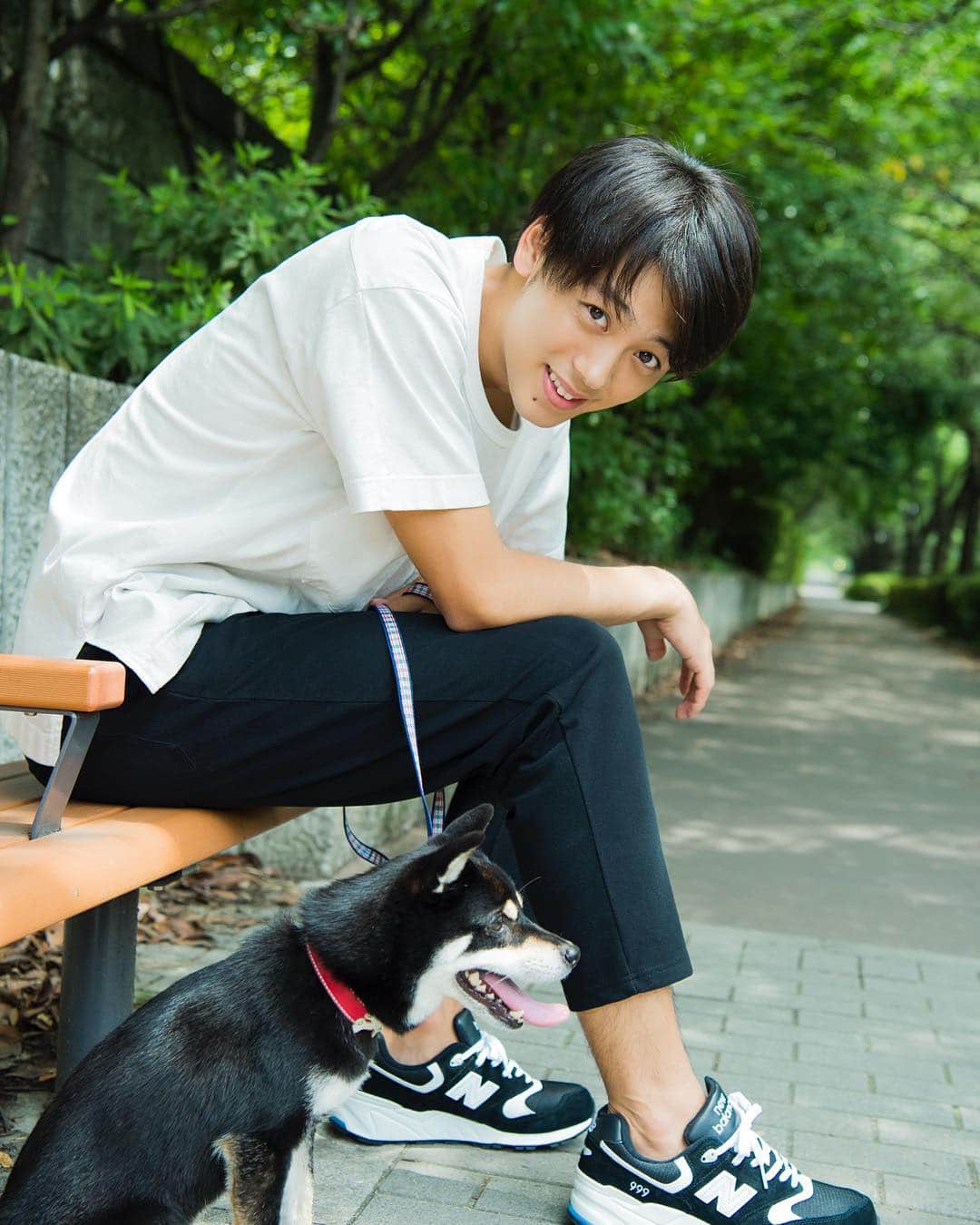 ジュノン編集部さんのインスタグラム写真 - (ジュノン編集部Instagram)「JUNON10月号、本日発売！ #竹内涼真 #彼氏と犬とお散歩デートなう。 #に使っていいよ #わんこばっかり見ないで私にもかまって」8月23日 20時26分 - junon_jp