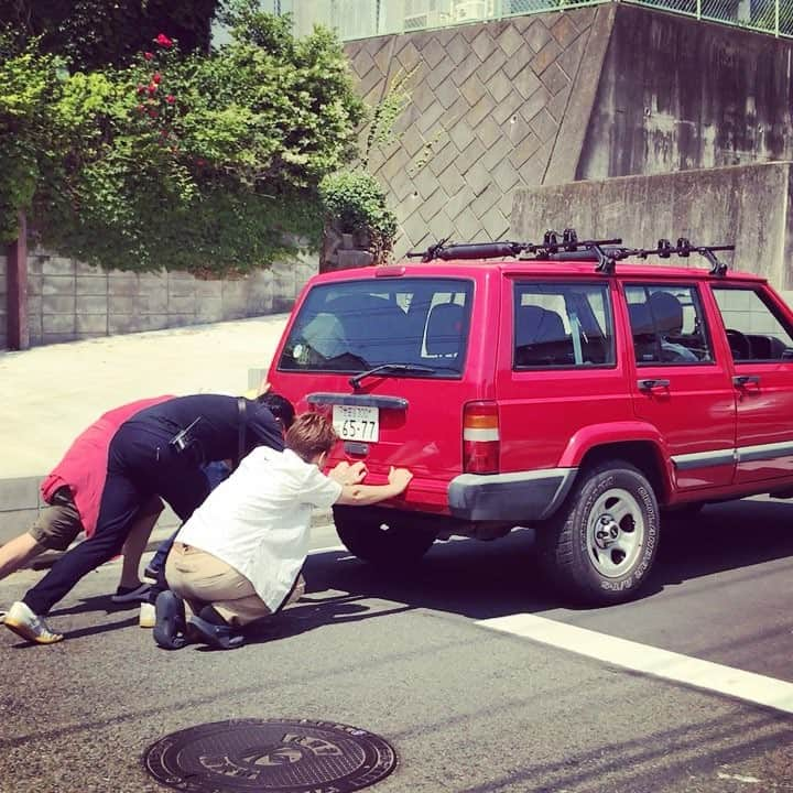 TBS「わにとかげぎす」のインスタグラム：「車の運転は安全第一🚗 #スタッフが押します #全力で押します #ブレーキはかけてもらいます #永遠に進んじゃう  #わにとかげぎす #有田ドラマ #tbs #水曜深夜ドラマ #今夜放送」