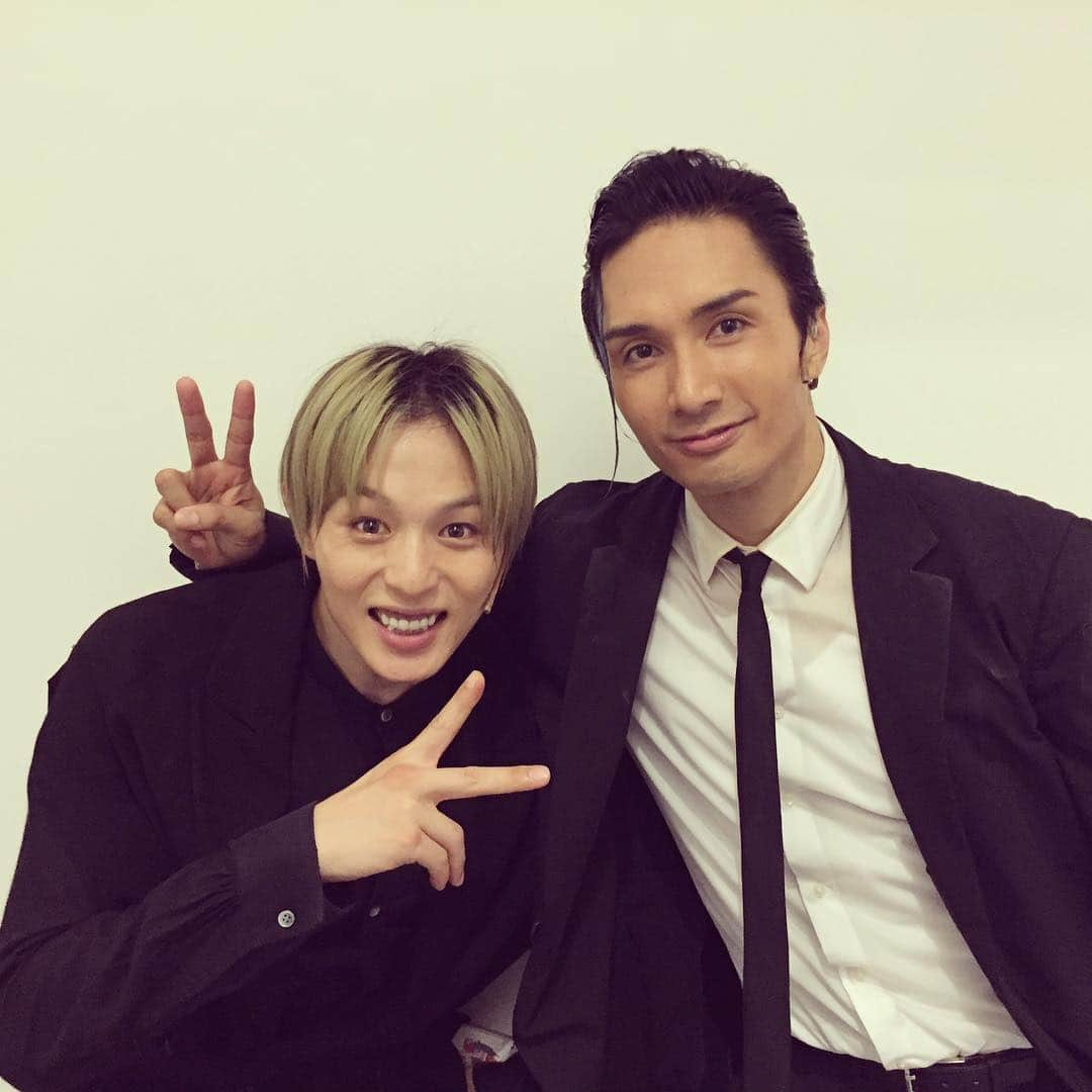 橘ケンチさんのインスタグラム写真 - (橘ケンチInstagram)「幽劇東京公演千秋楽終了しました‼️😭✨お越しいただいた皆様、DMMで生配信観てくださった皆様ありがとうございます🙏✨次は上海公演🔥皆様からいただいたパワーを胸に、挑戦してきます⤴️⤴️⤴️桃仙役の荒木くんと✌️芝居にめちゃくちゃストイックで稽古場から本番までいつもビンビン刺激いただいてました✨リスペクトです👏✨上海でもやりますっ💪💪💪 #幽劇 #荒木宏文さん #千秋楽ありがとう #次は上海だ #TEAMYUGEKI最高」8月23日 22時10分 - kenchitachibana