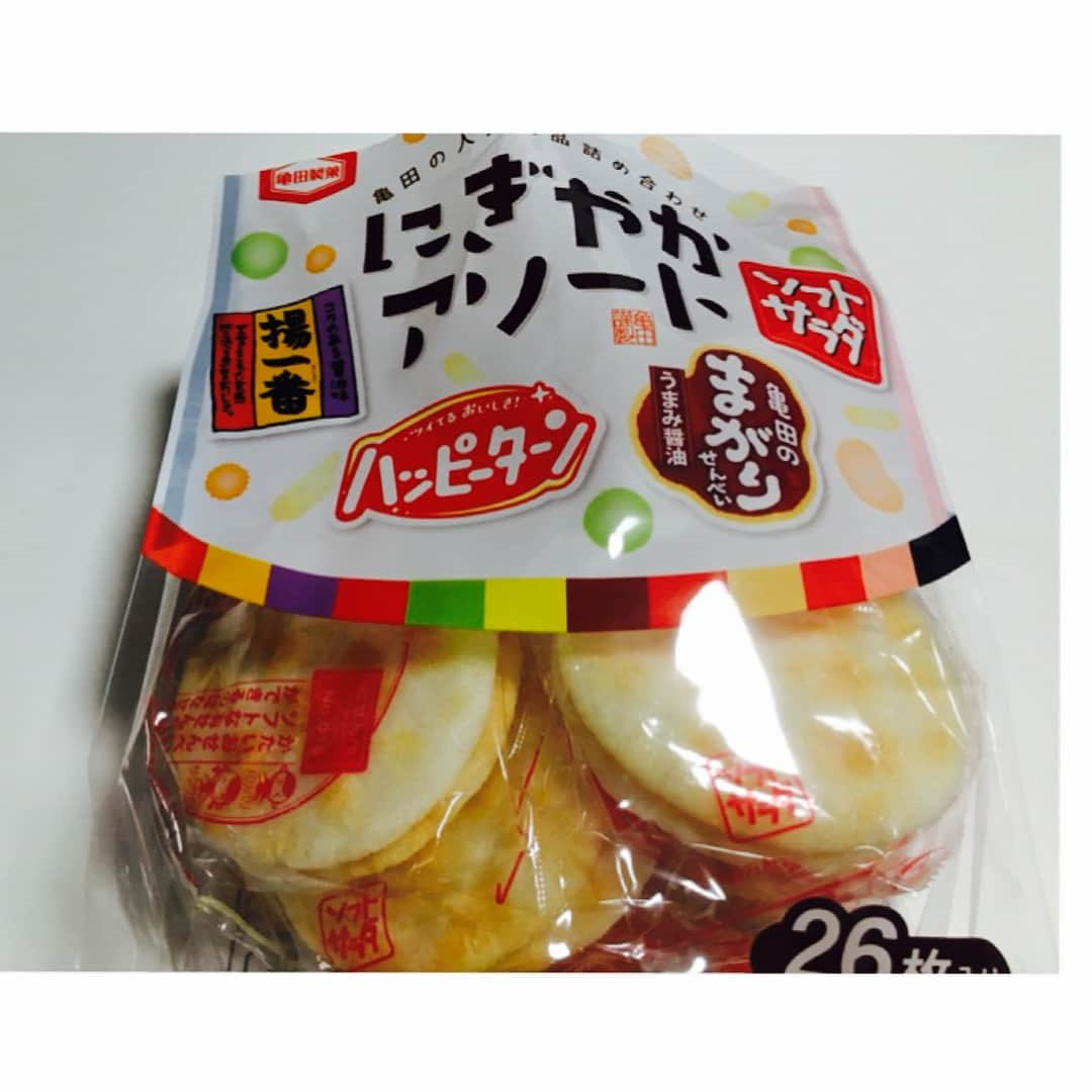 城華阿月さんのインスタグラム写真 - (城華阿月Instagram)「#晩御飯 #セブンイレブンスイーツ  #コンビニスイーツ #ラクトアイス #かき氷  #わらび餅あんこ添え宇治抹茶氷  #柔らかい #わらび餅 #白玉 #あずき #抹茶アイスクリーム  #リピ買い 決定 それと #にぎやかアソート #揚げ一番 #ハッピーターン #ソフトサラダ #亀田のまがりせんべい  これ#やめられないとまらない  #亀田製菓 さん #ありがとう 好みの詰め合わせ #👍 #一瞬 でなくなる #dinner たまに#お菓子 尽くし #おやつ #夜食 #オヤツ #かき氷部 #おかき」8月24日 0時12分 - azuki__joka