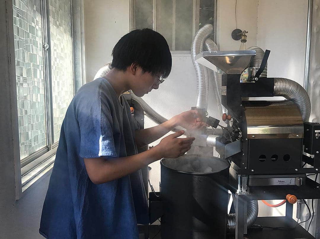 goodcoffeemeさんのインスタグラム写真 - (goodcoffeemeInstagram)「Road trip to meet Hibiki Iwano, 15 year old, roaster/craftsman in Kiryu, Gunma prefecture. His inspiring story is coming soon on goodcoffee.me @vja  #goodcoffee_kiryu #goodcoffee_gunma #horizonlabo #岩野響」8月24日 17時22分 - goodcoffeeme