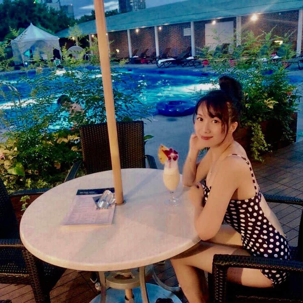 崎山一葉さんのインスタグラム写真 - (崎山一葉Instagram)「カップルだらけの #ナイトプール に ふらっと行ってしまった🏝  カップルだらけすぎて、入水できず。。😭」8月24日 9時43分 - kazuha_sakiyama