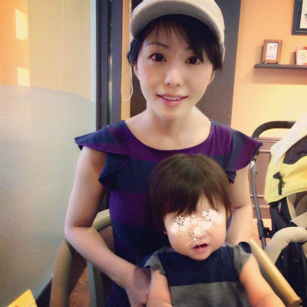 森崎友紀さんのインスタグラム写真 - (森崎友紀Instagram)「#森崎友紀#親子コーデ#お揃いコーデ#お揃い#親子リンクコーデ#親子#ママ#ママコーデ#ママコーディネート#ボーダー 大きなボーダーワンピースの親子コーデ。」8月24日 11時40分 - morisakitchen