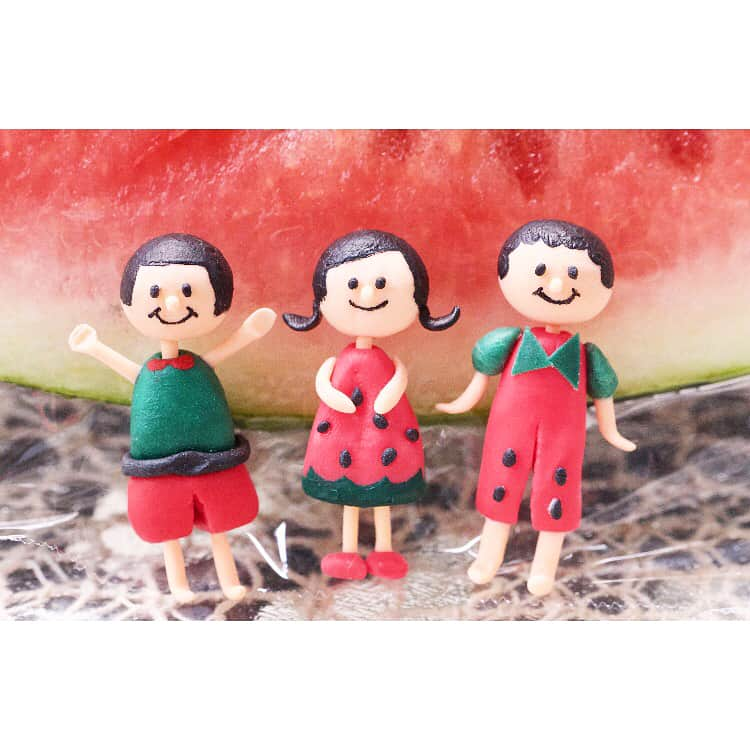 大庭彩歌のインスタグラム：「おーばちゃん粘土^o^part.79 【スイカ🍉コーディネート】 スイカのお洋服♡♡ ミニチュアサイズ★ 今までの作品も見てください！ #粘土 #樹脂粘土 #nendoroid #手作り #ハンドメイド #handmade #ミニチュア #オリジナル #original #フェイクフード #フェイクスイーツ #fakefood #sweet #かわいい #撮影 #一眼レフ #camera #カメラ #tamron #followme #女子 #japan #clay  #フルーツ #レジン #食べ物と一緒シリーズ #スイカ #watermelon #summer #夏」