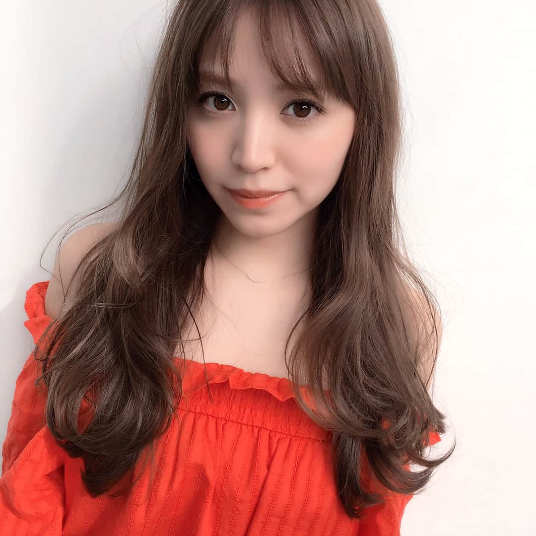 杉ありささんのインスタグラム写真 - (杉ありさInstagram)「いつもお世話になっているU-REALMさんでカラー・カット・トリートメントして頂きました🌸 カラーはプラチナグレージュだそうです☺︎ 透明感のある色をいつもお願いするのですが今回もとっても良い色❤ 圭介さんいつもありがとうございます！ 前髪も、前回切ってからそれを見て周りの方が切ろうかなってなってて好評だったよと教えて頂き嬉しいです！ カラーもカットも圭介さんにお任せしてみんなでお揃いしちゃいましょ♬ #表参道 #ユーレルム #urealm #サロン #ヘア #ヘアカット #ヘアスタイル #前髪 #ロングヘア #杉ありさ #hair #hairstyle #new #happy #girl #me #arisasugi #instagood #instalike #instalove #instabeauty #beauty #love」8月24日 13時20分 - meariiisa