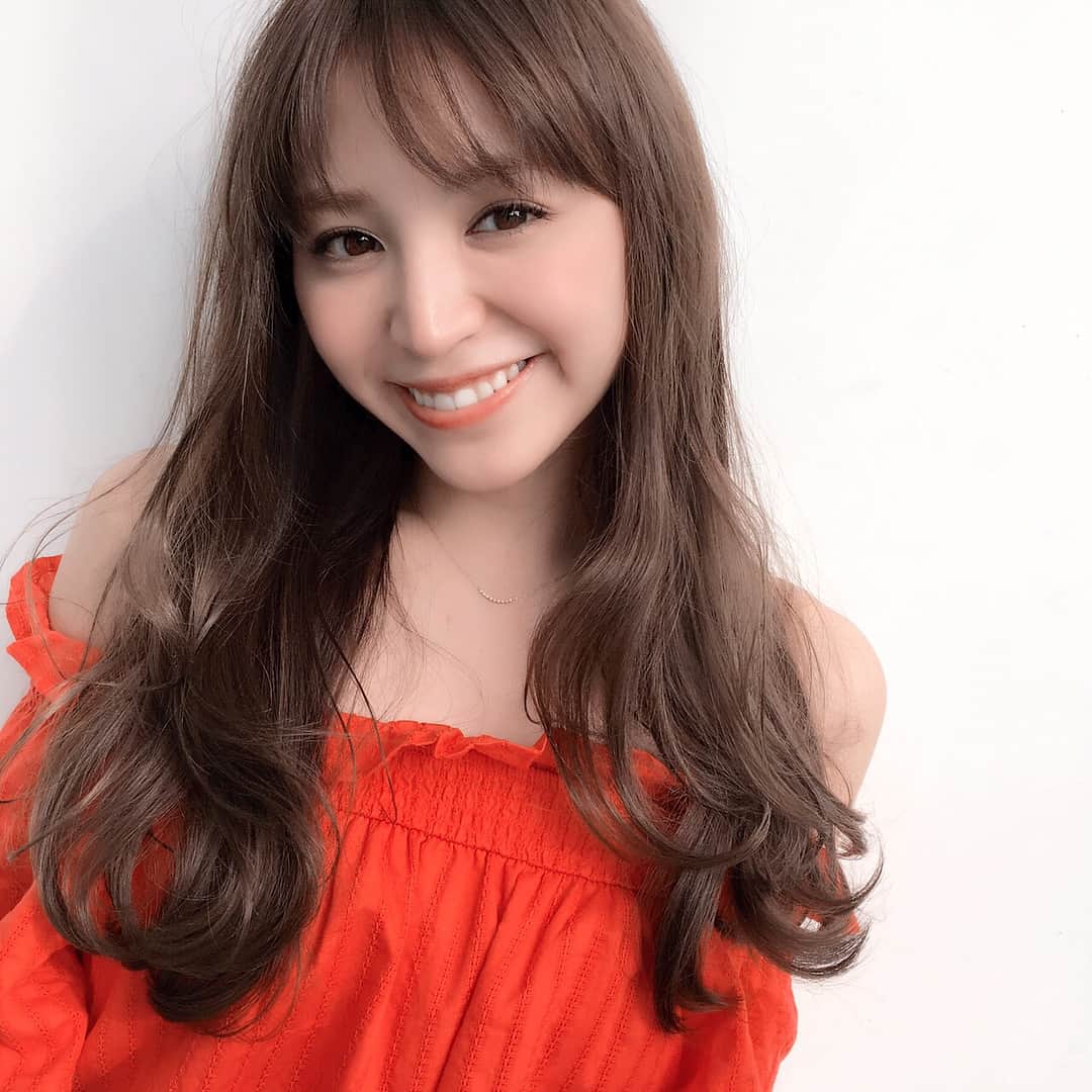 杉ありさのインスタグラム：「いつもお世話になっているU-REALMさんでカラー・カット・トリートメントして頂きました🌸 カラーはプラチナグレージュだそうです☺︎ 透明感のある色をいつもお願いするのですが今回もとっても良い色❤ 圭介さんいつもありがとうございます！ 前髪も、前回切ってからそれを見て周りの方が切ろうかなってなってて好評だったよと教えて頂き嬉しいです！ カラーもカットも圭介さんにお任せしてみんなでお揃いしちゃいましょ♬ #表参道 #ユーレルム #urealm #サロン #ヘア #ヘアカット #ヘアスタイル #前髪 #ロングヘア #杉ありさ #hair #hairstyle #new #happy #girl #me #arisasugi #instagood #instalike #instalove #instabeauty #beauty #love」
