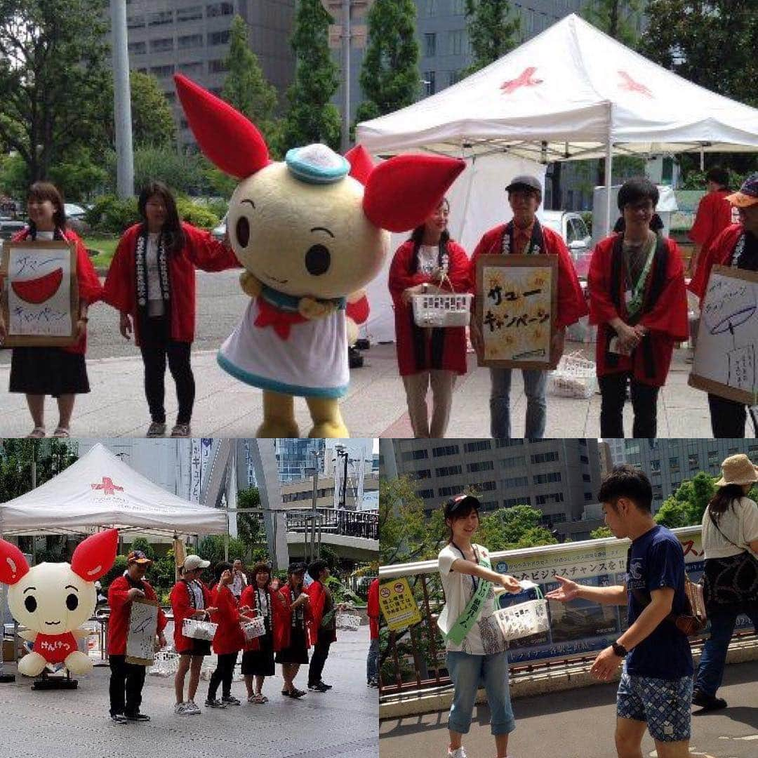 神戸学院大学さんのインスタグラム写真 - (神戸学院大学Instagram)「兵庫県学生👩🏻‍🎓👨🏻‍🎓献血推進協議会が主催する「夏の献血大キャンペーン2017」💉🏥が11日、神戸市内と姫路市内で行われ、本学から松川心さん、松橋拓磨さん、山本将太さん、加納弘章さん、熊代奈那子さんの5人が参加✨👍🤓 買い物客らに献血協力を呼びかけたり、ティッシュ配布を行いました。  松川さんは「学生のうちにボランティアを体験したいと思い申し込みました。外の活動が多かったのでひどく暑かったうえ、仕事量も多くて大変でした」といい、山本さんは「献血スタッフの取り組みがいかに大変かがよくわかりました」、加納さんは「これまでは献血の事をよく知らず、街頭で配られているティッシュも受け取っていませんでしたが、今回スタッフに関わったことで、献血への意識が変わりました」とそれぞれ話しています👍🤓💉 #神戸学院大学 #神戸学院 #ボランティア活動支援室 #学生スタッフ #兵庫県学生献血推進協議会 #夏の献血大キャンペーン #ボランティア初体験  #献血スタッフ #献血への意識が変わる #kobegakuinuniversity #kobegakuin #studentvolunteers #blooddnation #レッツゴー献血 #献血へ行こう #donateblood #volunteer #volunteering #needblood #helpeachother #sunshine #hotday #summerday #studentlife #collegestudent #campuslife」8月24日 15時32分 - kobegakuin_university_koho