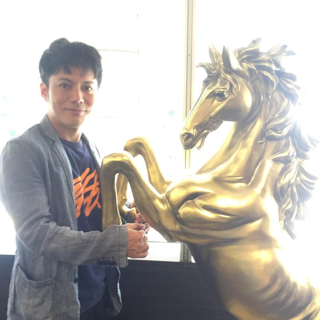 こいでさんのインスタグラム写真 - (こいでInstagram)「#幸運を呼ぶ #金の馬 #皆さんにも幸あれ #京都の知り合いの社長室 #いい事ありますように」8月24日 15時38分 - shampoohatkoide