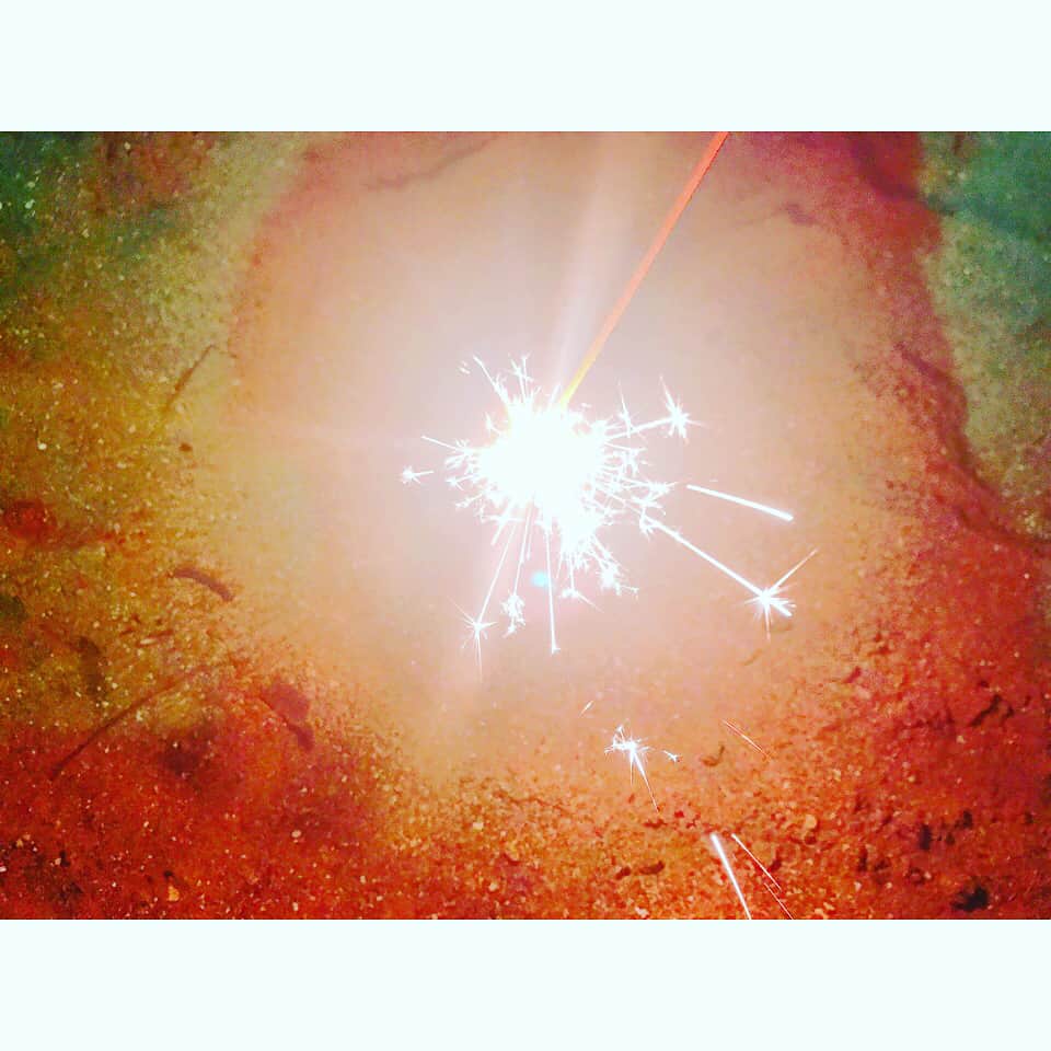 小田えりなさんのインスタグラム写真 - (小田えりなInstagram)「昨日、花火した🎆 絶対今年最後の花火になった〜🎆 #花火 #はなび #ハナビ #hanabi #fireworks  #fireflower」8月24日 16時35分 - odenchannn