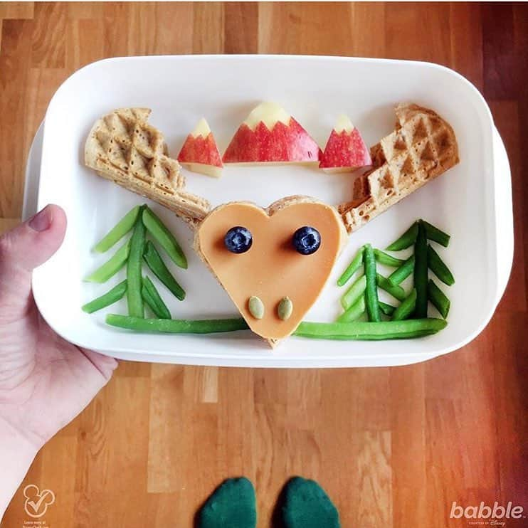 Ida Froskのインスタグラム：「Show Your Kids You Love Them A 'Waffle Lot'. ❤️ My newest Norwegian themed #LunchboxLove for @babblemakes, featuring a whole wheat waffle moose with brown cheese, blueberries and pumpkin seeds against a green bean and apple landscape.」