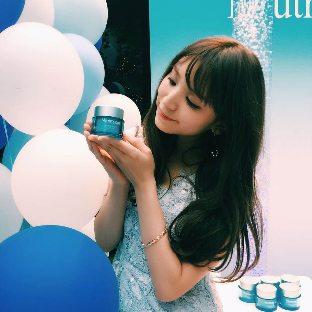 杉ありさのインスタグラム：「ニュートロジーナさんにご招待頂いて新製品発表会に参加させて頂きました🌈 夏は特にTゾーンのテカリやベタつきが気になったり、でもお肌の中の水分量は低くなったり、それによってお化粧が崩れやすかったり…悩みますよね😞 このウォータージェリー、実際に試させて頂いたらすぐにお肌に浸透していってジェリーなのに全くベタつきがなくて、更に使い続ける事によって肌自ら水分を生み出す自水力が育まれるという事で乾燥を中から防いでくれるという効果があるそう!! これから使うのが楽しみです✨ またしばらく使ってみたらどんな感じか載せますね♬ #ニュートロジーナ #PR #水肌 #自水力」