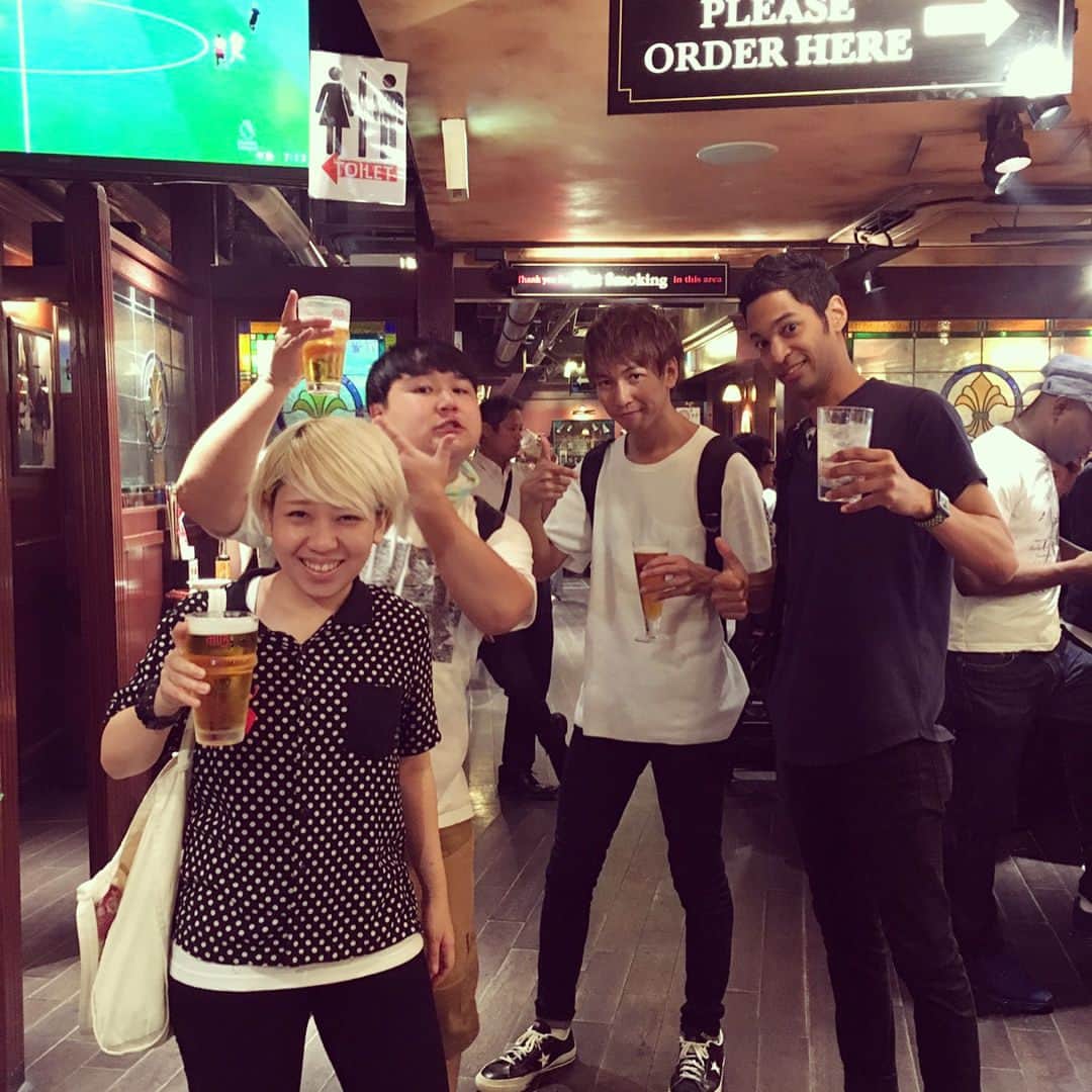のインスタグラム：「てのりタイガートークライブありがとうございました！！ ライブ終わった後、後輩HUB連れてったら、気付いたら俺じゃない黒人と飲んでた！オイ！ #てのりタイガー #松本軍団 #HUB」
