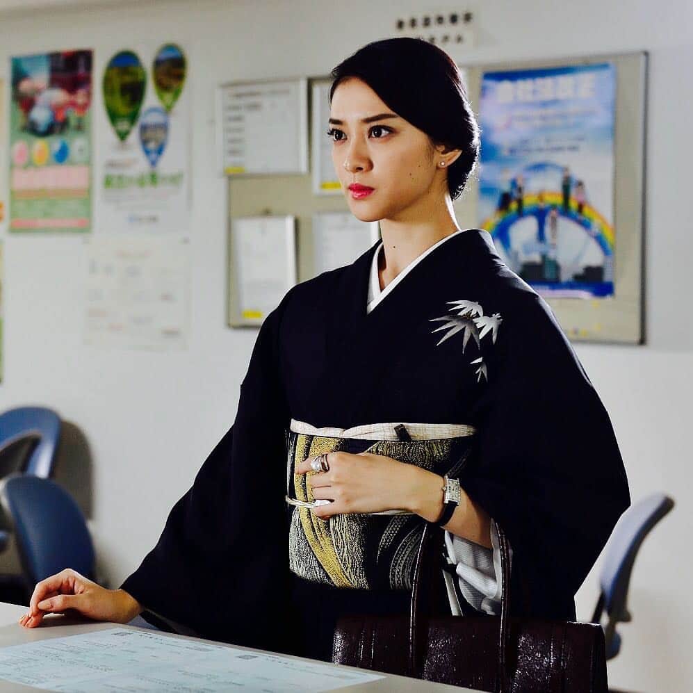 テレビ朝日「黒革の手帖」のインスタグラム：「. 『 黒革の手帖 』第６話をご覧になって下さった皆様、ありがとうございました😊踏み台にされた怪物たちの逆襲がついに始まりました🔥恨まれ裏切られ手帖を盗まれ、破滅の危機にさらされた最強悪女…この先どうなるのか⁉️次回もお見逃しなく✨✨ . 第７話放送は９月７日(木)です💋お休みになってしまう次週には、番組HPにてスペシャル動画を公開予定👀💓お楽しみに‼️ . #黒革の手帖 #松本清張 #テレビ朝日 #武井咲 #江口洋介 #仲里依紗 #滝藤賢一 #和田正人 #内藤理沙 #真矢ミキ #高畑淳子 #高嶋政伸 #奥田瑛二 #伊東四朗 #聖域 #福山雅治 #私は破滅などしない絶対に」