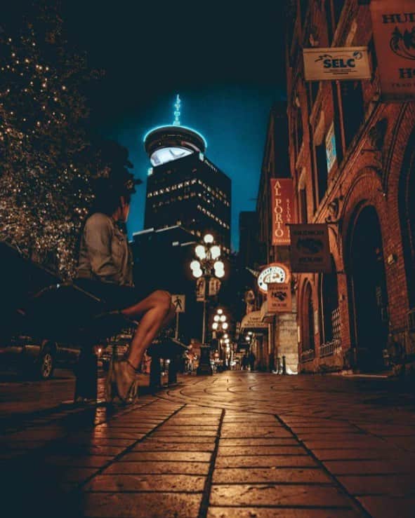 バンクーバー観光局- Tourism Vancouverさんのインスタグラム写真 - (バンクーバー観光局- Tourism VancouverInstagram)「街灯に照らされるガスタウンの夜はとてもロマンチック。まるでヨーロッパの夜の街にいるような気分になります。😍 📷 : @fvtvristic  #街並み #歴史 #夜景 #バン旅 #カナダ #バンクーバー #Vancouver #旅 #旅行 #女子旅 #タビジョ #旅好き #一人旅 #海外旅行 #トラベル #カナダ旅行 #旅女子 #旅好きな人と繋がりたい #海外旅行好きな人と繋がりたい #海外 #travel #travelling #trip #veryvancouver #like4like #思い出 #instatravel #travelgram」8月25日 13時03分 - vancouvertabi