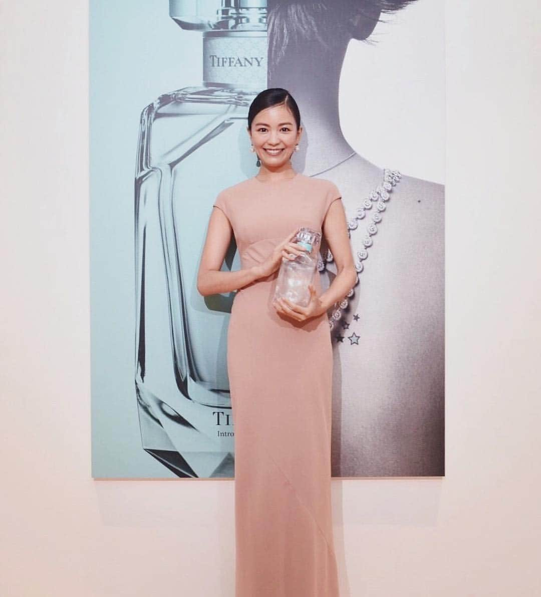 矢野未希子さんのインスタグラム写真 - (矢野未希子Instagram)「Tiffany Fragrance Event  ティファニーから新作の香水がでたよとのことで お呼ばれいたしました♡  なんとも女性らしい品のある香り。  ボトルのデザインも ティファニーらしいカッティングで素敵。  ティファニー銀座店は婚約指輪、結婚指輪を買った思い出の場所。 そんなことも思い出しながら香りをかいでいたらこの香水も思い出の香りになりそうです。  #Tiffanyfragran  #ティファニーフレグラン#Tiffanyandco」8月25日 11時56分 - mikko1104