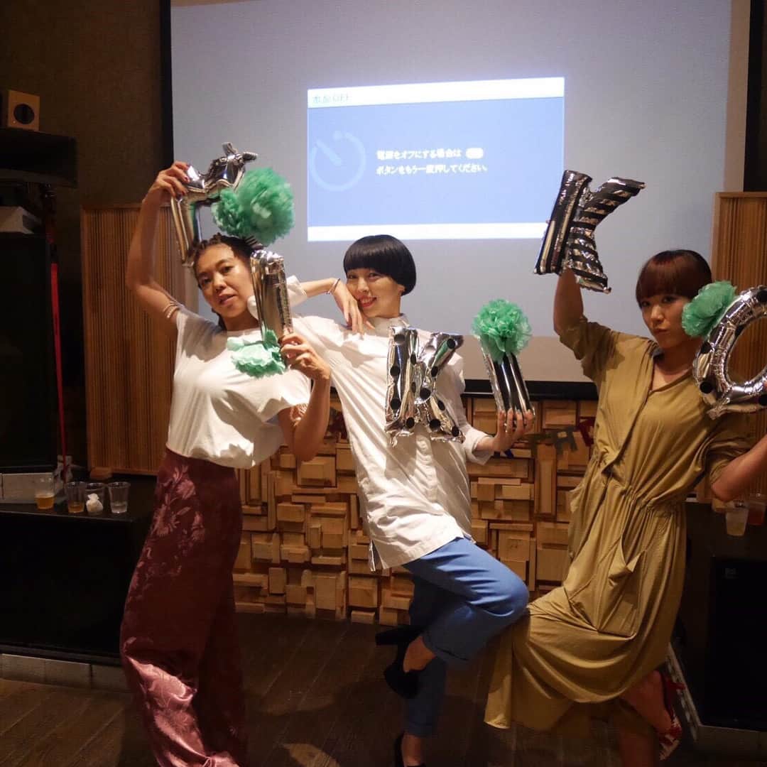 MIKIKOのインスタグラム：「2017.08.24 昨日はバースデーパーティーを開いてくれるとのことで青山へ。 イレブンメンバー、プレメンバー、やえぽん、安江さん、美踊さん、しんteacher、そしてライゾマさんまで大集合して下さってまさかのBig Party！！！！ 8月産まれのNONちゃん、まりもと一緒に盛大に祝って頂きました。 マルちゃん編集のビデオから始まり、サプライズショーケースは、美踊さん振付によるえりさ、かおり、えみすけトリオによるバレエ、ライゾマダンス部によるPerfumeメドレー（反転動画を見ながら）！！！！ そしてケーキは今までのイレブンプレイのショーに出てきたものをモチーフに作ってくれました。 本当にありがとうございました。 今後の人生の目標はまた後ほど改めて…」