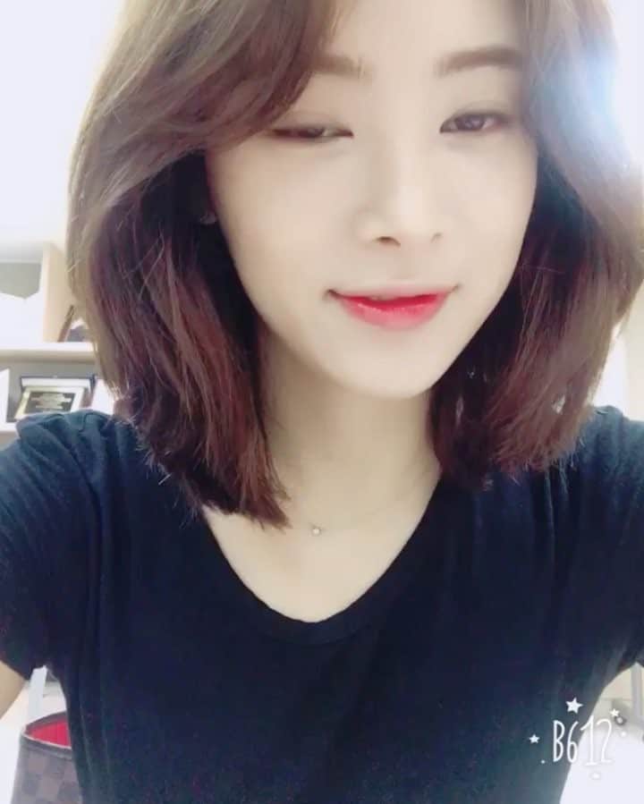 のインスタグラム：「오우💋아침 6시 헤어메이컵 넘나 맘에 드는것 😆ㅋㅋㅋㅋㅋㅋ . . #makeup #naturalbeauty #selfie #촬영 #daily #am6」
