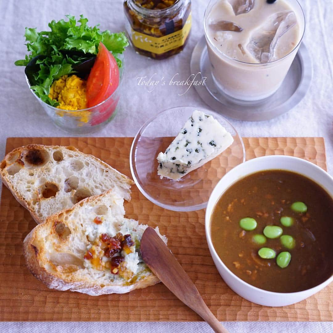 mamiのインスタグラム：「Curry soup 🥄 ． 『 カレースープで朝ごはん 』． ． ． おはようございます☀️ ． 昨日 ご近所さんから頂いたカレーを少し残して市販の野菜コンソメでのばして朝のスープに😋 ． ． ． ブルーチーズ🧀は苦手だったけど チーズのミックスパックに入っていたので 焼いたカンパーニュに 薄く塗ったチーズ そして木の実とドライ果実のコンフィで食べたら アラ！美味しい♡ これなら ブルーチーズも食べられる（笑）． ． ． ．」