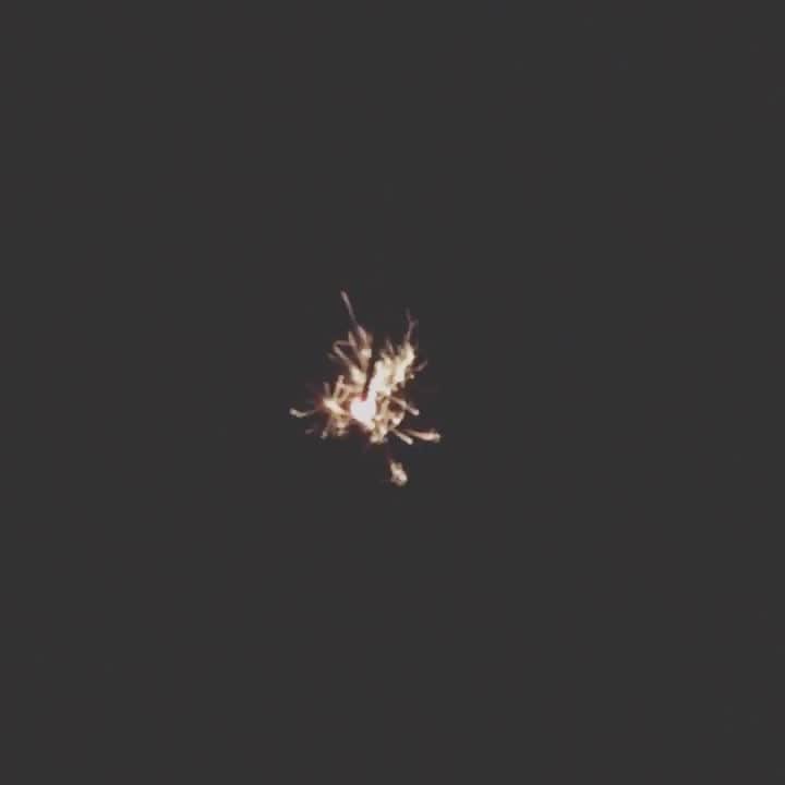 のインスタグラム：「夜の公園で線香花火🎇」