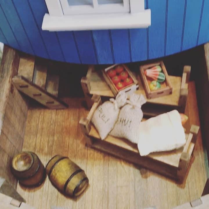 のインスタグラム：「#デアゴスティーニ の#ムーミンハウス には地下室もちゃんとあります！  小物のこっているので本物みたい^_^  ドアもちゃんと開いたりするので、ずっと眺めていられます（＾ω＾） #デアゴムーミン #ムーミングッズ #ムーミン #moomin  #muumi  #PEIKKO」