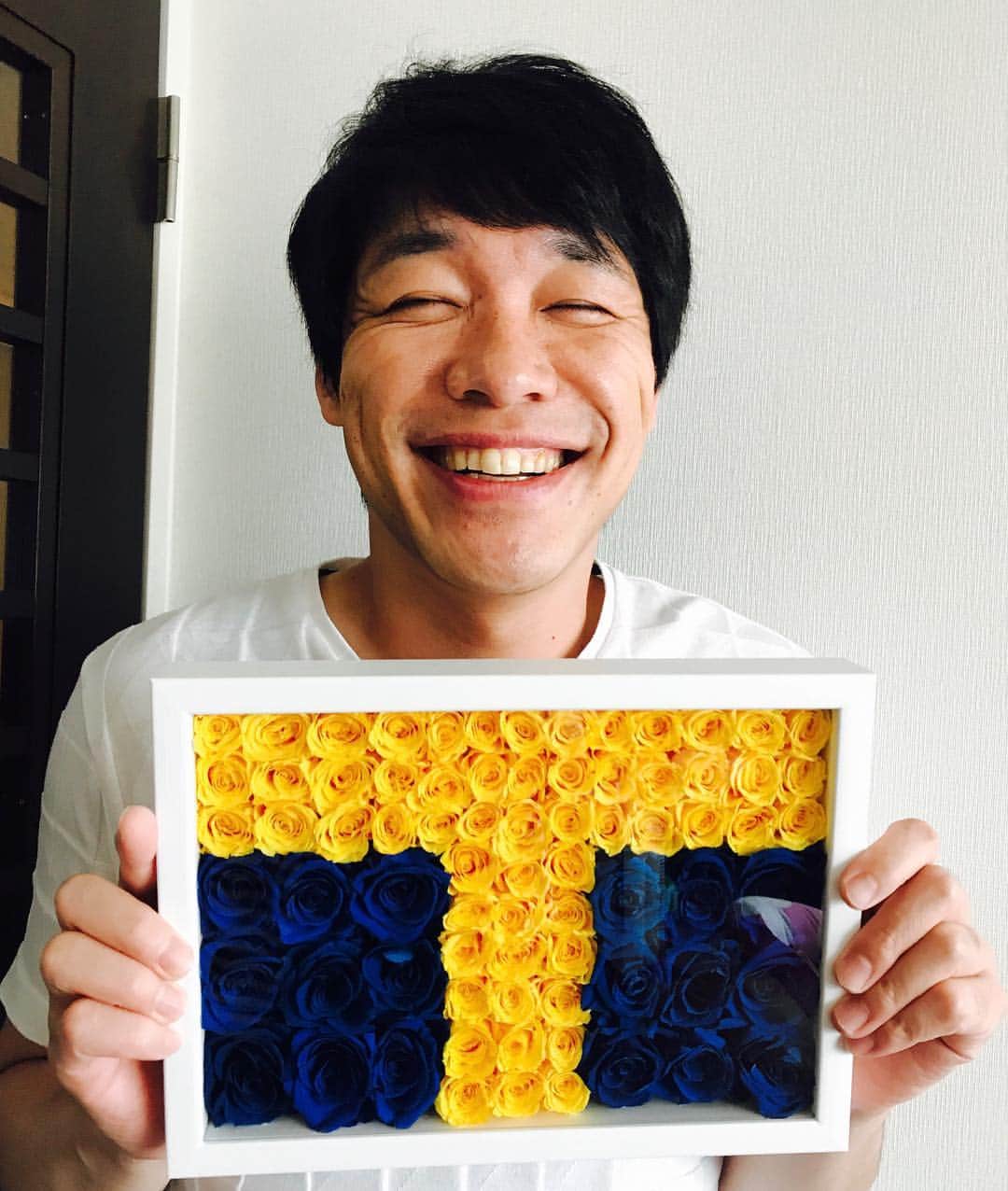 川島明さんのインスタグラム写真 - (川島明Instagram)「「笑いの勇者」でTポイントの即興コントを披露したら株式会社Tポイント・ジャパンさんからブリザーブドフラワーでつくったTカードいただきました。 #粋なプレゼント #喜ぶ馬面」8月25日 15時11分 - kirinkawashima0203