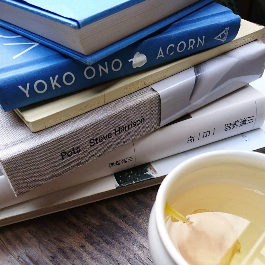 三島葉子さんのインスタグラム写真 - (三島葉子Instagram)「【Tokyo】来年の春には川瀬さんに投げ入れを習いに行こう、とひと足早い菊茶を飲みながら誓う。  #川瀬敏郎 #一日一花 #白洲正子 #投げ入れ #cafestardust #三島葉子」8月25日 15時27分 - mishima_yoko