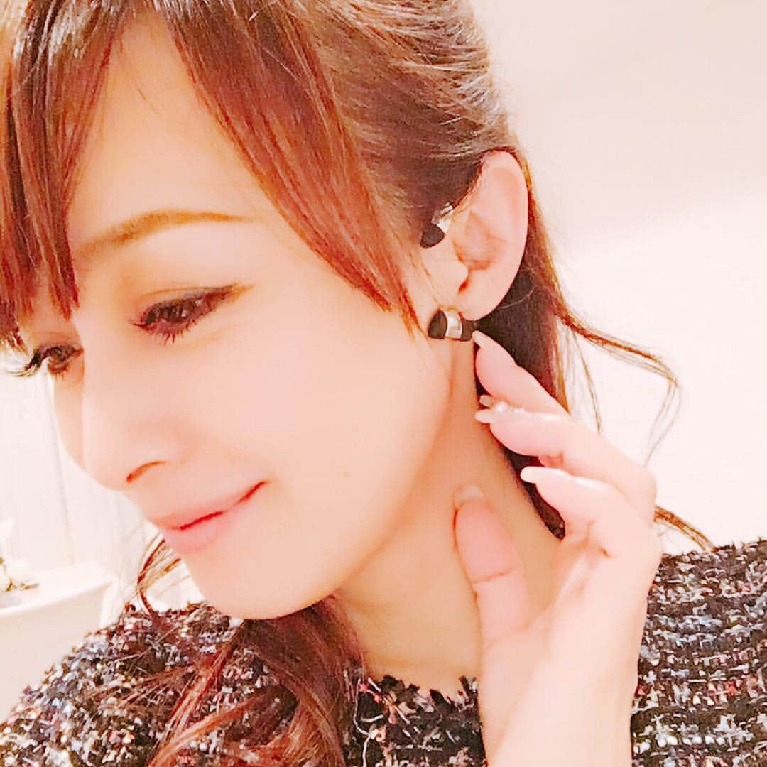 渡辺美奈代さんのインスタグラム写真 - (渡辺美奈代Instagram)「耳にかけるだけで 簡単に小顔リフトアップ効果が♪ 1日10分でいいのでとっても 簡単でーす。  @avex_beauty_method  #イヤーアップ #耳つぼ #オシャレ #美容 #健康 #笑顔 #リフトアップ #小顔 #ダイエット」8月25日 15時32分 - watanabe_minayo