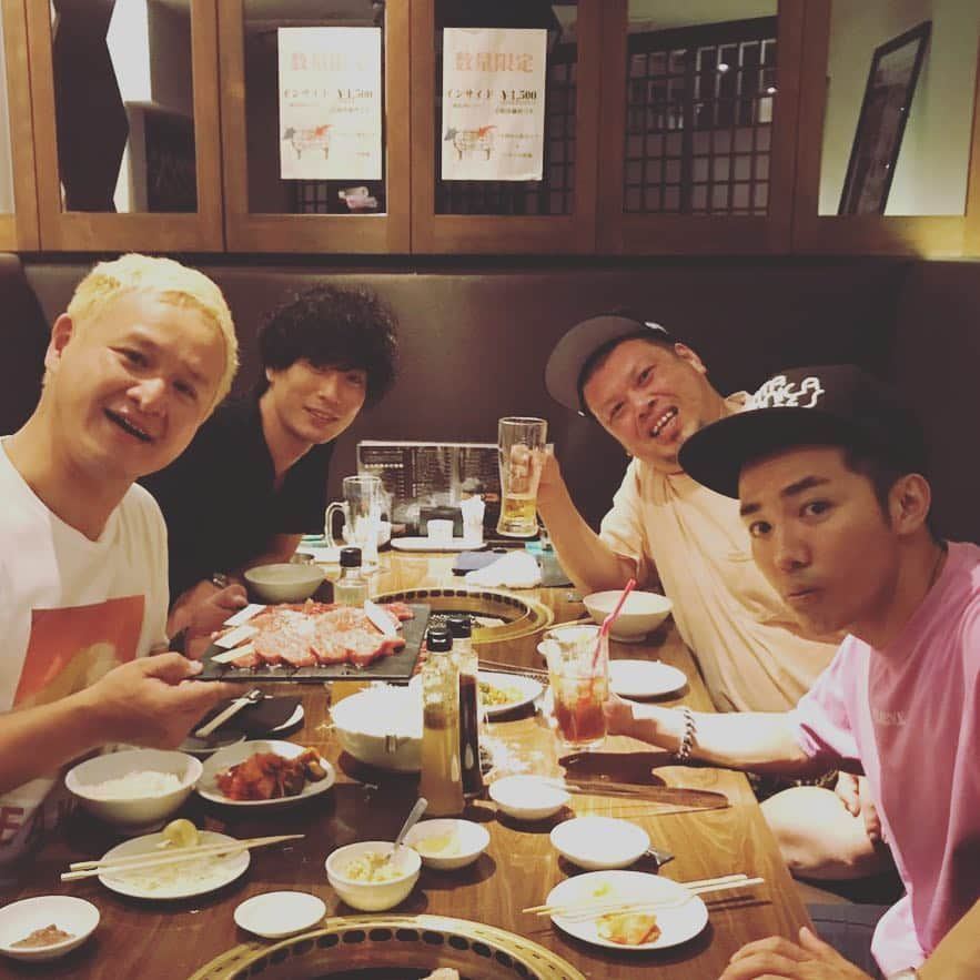 安達健太郎さんのインスタグラム写真 - (安達健太郎Instagram)「肉糞亭一門会。 肉糞亭送別会。 肉糞亭標準服こと、 Mr.Yuji Ayabe。 行ってらっしゃい。 肉糞亭New York支部の設立。 頑張ってね。  #肉糞亭スポーツ  #野性爆弾くっきー #肉糞亭ジリジリ #ガリットチュウ福島 #肉糞亭Nスターダスト #カナリア安達 #肉糞亭標準服 #ピース綾部 #写真には写ってないけど #遅れて来た #肉糞亭カウパー #ハブサービス  #肉糞亭NY支部設立のため #ピース綾部渡米 #自分を信じて #肉糞を信じて #猪突猛進」8月25日 17時49分 - adachi_kentaro38