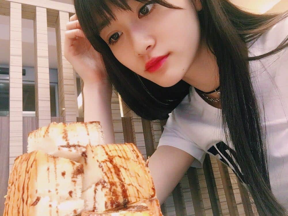 生見愛瑠さんのインスタグラム写真 - (生見愛瑠Instagram)「美味しいもので口がいっぱいな時の幸せと言ったら.｡oO（もう☺️❤️ #ケーキ食べたい #アイスクリーム食べたい #パンケーキ食べたい #おすすめの場所教えてくださいな ☺︎❤︎」8月25日 20時07分 - meru_nukumi