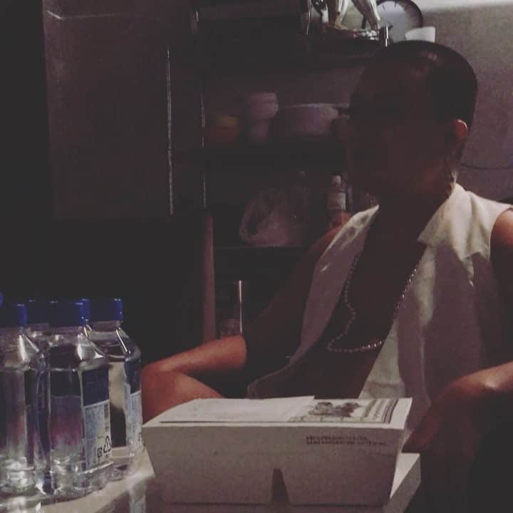 長田庄平のインスタグラム：「静かにしろの刑 #静かにしろ #一度ハマると逃げられない #GLITTTER #激チャライベント #ギロッポン #水着ギャルわんさか #ムキムキ外人わんさか #雑誌の見方がわからない #生活レベル違いすぎ #横澤夏子 #チョコレートプラネット」