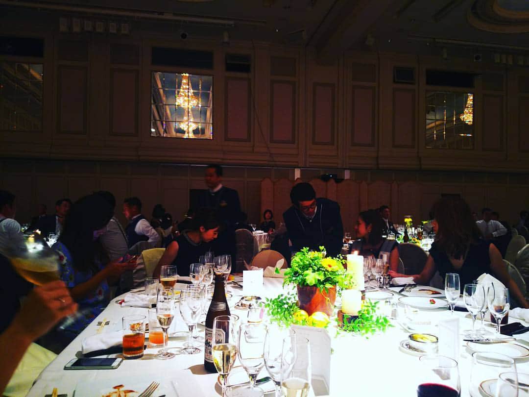 手島千尋さんのインスタグラム写真 - (手島千尋Instagram)「結婚式❤️👫❤️ 披露宴✨  こんなに大きなテーブル初めて🙌  高校同級生テーブル💕」8月26日 16時26分 - teshimachihiro0139