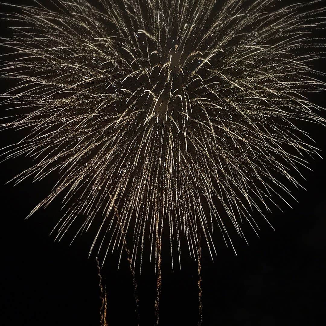 長谷川唯のインスタグラム：「・ ・ 内海の花火💫すごくよかった🎇beachで寝そべりながら見れてさらに最高☺︎💗 ・ ・ 印象的だったのが水中スターマイン✨夏の思い出がまた出来ました💛 ・ ・ #内海花火大会 #nagoya #chill #summer #beautiful #beach #happy #love」