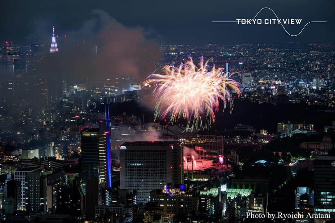 Tokyo City View 六本木ヒルズ展望台さんのインスタグラム写真 - (Tokyo City View 六本木ヒルズ展望台Instagram)「【空から見る花火】 今年の神宮外苑花火大会の様子です！オープエアの屋上スカイデッキからは、夏の星座にぶらさがって、上から花火をご覧いただけます。 #東京シティビュー #花火 #スカイデッキ」8月26日 13時32分 - tokyocityview