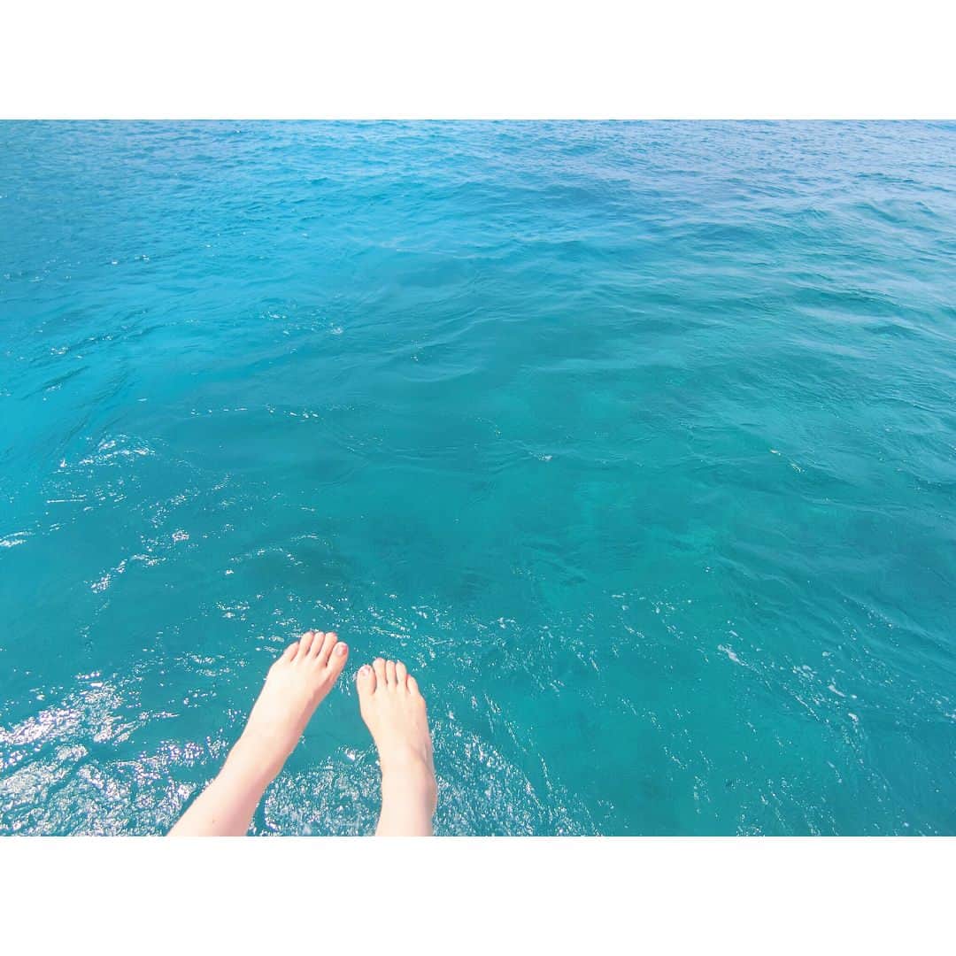 的場絢香さんのインスタグラム写真 - (的場絢香Instagram)「#20170822 慶良間諸島。 青い海〜〜！𓇼*. 船が進むにつれて、 透明度が増していく！ 太陽の光で海が キラッキラしてた。 _____________________ #沖縄 #慶良間諸島 #前島 #海 #青い海  #旅4日目 #マトバ旅」8月26日 14時07分 - ayaka_matoba